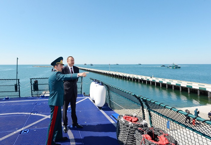 Le président Ilham Aliyev visite un nouveau bateau de patrouille des garde-côtes